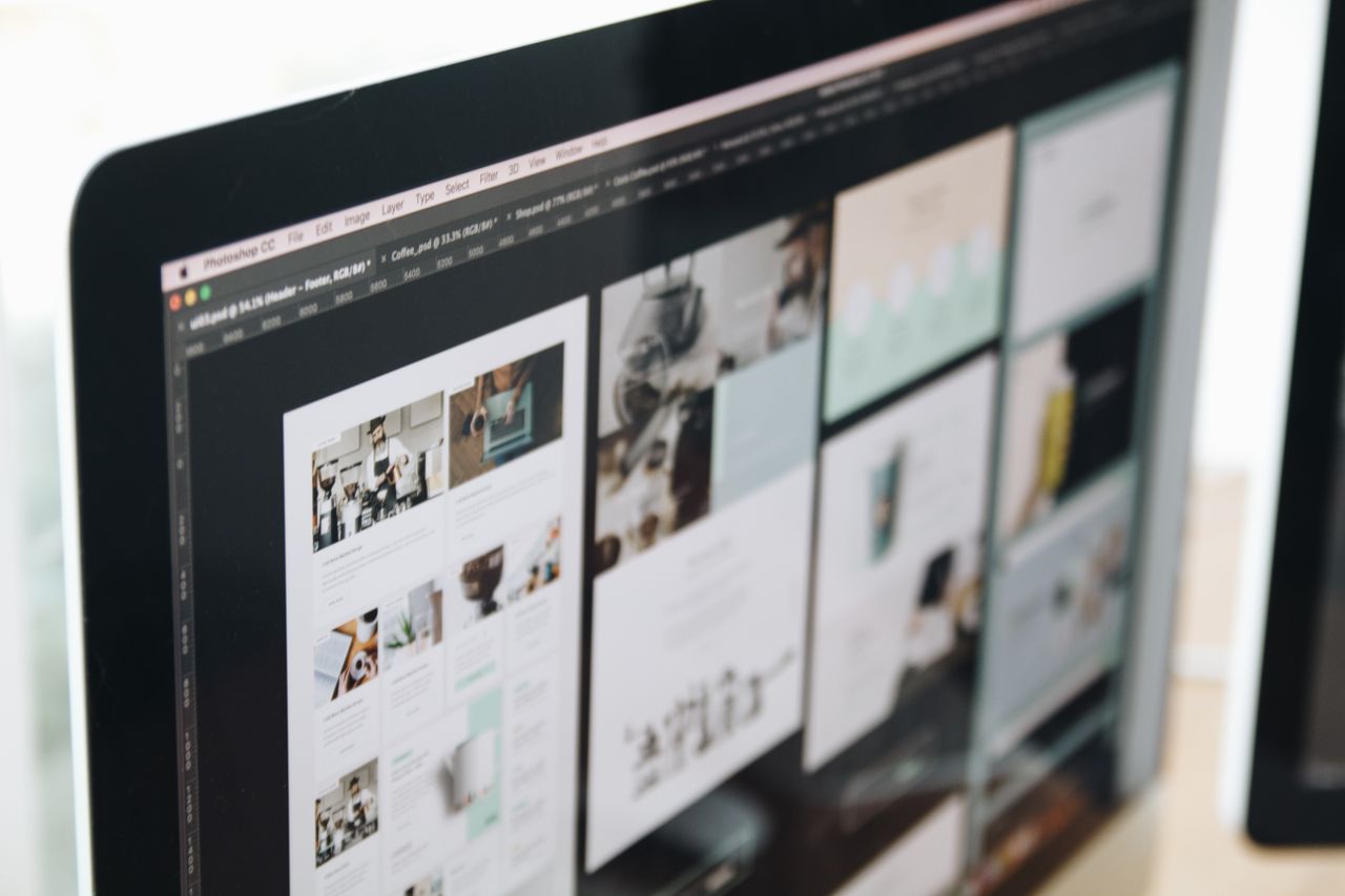 services-03 Moderní počítačová obrazovka s ukázkou webdesignové práce a kreativních vizuálů v pracovním prostředí.